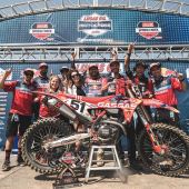 Es war ein weiteres stolzes Wochenende für das Troy Lee Designs/Red Bull/GASGAS Factory Racing Team, das am Samstag beim Spring Creek National mit einer All-Star-Performance von Justin Barcia auf der MC 450F seinen ersten 450MX-Gesamtsieg errang. 