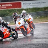 Rammerstorfer fährt als Tabellenführer zur MotoGP, keine Punkte, aber eine Menge Erfahrung nehmen die Youngsters des Austrian Junior Cups von Melk mit nach Hause. Aufgrund starker Regenfälle wurde das Rennwochenende vorzeitig abgebrochen.