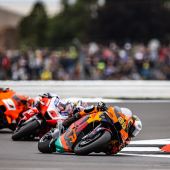 Brad Binder erreichte beim Grand Prix von Großbritannien und der zwölften Runde der MotoGP™ 2021 auf dem hellen, aber kühlen Silverstone Circuit Platz 6, als die Serie zum ersten Mal seit dem Sommer 2019 nach Großbritannien zurückkehrte.