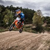 Die KTM 50 SX FACTORY EDITION gibt den perfekten ersten Vorgeschmack auf die Leistung, die Fähigkeiten und die Möglichkeiten, die sich durch die gesamte KTM SX-Reihe ziehen.