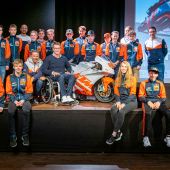 In der KTM Motohall in Mattighofen wurden die Besten Austrian Junior Cup Teilnehmer des Jahrgangs 2021 geehrt. 2022 geht es auf größeren Strecken, mit mehr Rennen und verbesserten Reglement in die zweiter Saison Austrian Junior Cup mit der ebenso verbesserten KTM RC4R.