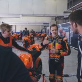 Die KTM RC 8C ist ein handgefertigter, leichtgewichtiger Rennprototyp, der den bekannten 889-Parallel-Twin-Motor aus der KTM 890 DUKE R in einem maßgeschneiderten, rennstreckentauglichen Chassis verwendet, das mit High-End-Rennkomponenten gespickt ist.