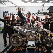 Blut, Schweiß und Tränen. Schaut euch die besten Highlights aus dem unvergesslichen Jahr von Husqvarna Factory Racing in diesem fesselnden Video an.