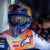 Der amtierende MXGP-Weltmeister, der am Vortag im Rahmen seiner Vorbereitungen auf die kommende MXGP-Saison 2022 die erste Runde der spanischen Meisterschaft gewonnen hatte, stürzte auf einem einfachen und routinemäßigen Sprungabschnitt des ehemaligen Grand-Prix-Geländes RedSand MX Complex bei Castellon.