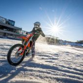 Das Enduro „Snow Attack“-Finale präsentierte sich bei strahlend blauem Himmel, Sonnenschein, einer kompakten und perfekten 500 Meter langen Piste im Fahrerlager des Red Bull Ring.