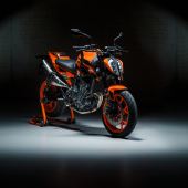 Die KTM 890 DUKE GP ist ein kompaktes, perfekt abgestimmtes und leistungsstarkes Motorrad für Fahrer, die gerne auf schnellen Landstraßen unterwegs sind.