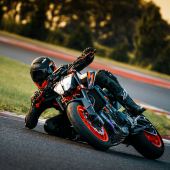 Seit ihrer Vorstellung im Jahr 2020 steht die KTM 890 DUKE R als unangefochtener Vorreiter an der Spitze der Mittelklasse.