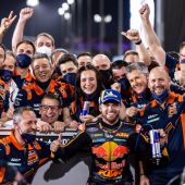 Brad Binder von Red Bull KTM Factory Racing fuhr am Sonntagabend nach 22 Runden auf dem Lusail International Circuit auf einen hervorragenden zweiten Platz.