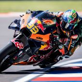 Die MotoGP kehrte zum ersten Mal seit 2019 auf den flachen und schnellen Termas de Rio Hondo Circuit im Westen Argentiniens zurück und Brad Binder von Red Bull KTM Factory Racing war der schnellste Qualifikationsfahrer auf KTM.