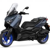 Zu den Yamaha-Neuheiten auf der EICMA gehört auch die XMAX 125 2023-Familie, die sich in Form und Inhalt an ihrem großen Bruder, der XMAX 300, orientiert. 