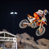 Cooper Webb von Red Bull KTM Factory Racing ist mit seiner KTM 450 SX-F FACTORY EDITION bis auf vier Punkte an die Führung in der AMA Supercross Meisterschaft 2023 herangerückt.