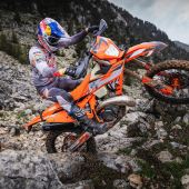 Zur Würdigung der weltweit anspruchsvollsten Hard Enduro-Rennen hat KTM mit dem KTM 300 EXC HARDENDURO 2024 ein Bike auf den Markt gebracht, das am oberen Ende der KTM Enduro-Modellreihe positioniert sein wird.