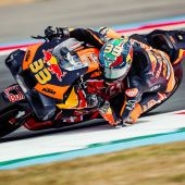 Brad Binder beendete das Rennen auf Platz 3, wurde aber nach einer strittigen Entscheidung über die Streckenbegrenzung in der letzten Runde auf Platz 5 zurückgestuft. 