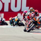 Binder holt mit seinem zweiten Top-Vier-Resultat der Saison und seinem besten MotoGP-Resultat in Assen 13 Meisterschaftspunkte und bleibt damit am Rande der Titeljagd.