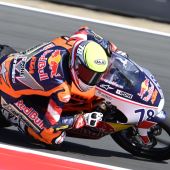 Bei seinem ersten Motorrad-Renneinsatz in Assen (NL) fuhr Jakob Rosenthaler zwei gute Rennen. Der 17-jährige KTM-Pilot fuhr im Red Bull MotoGP Rookies Cup auf die Plätze 15 und 13. Am kommenden Wochenende geht es nach Portimao (POR).