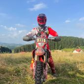 Valentino Hutter hat schon beim Red Bull Erzbergrodeo aufgezeigt - jetzt liegt er bei den Red Bull Romaniacs in der Silberklasse auf Platz 1 - das mit erst 16 Jahren!