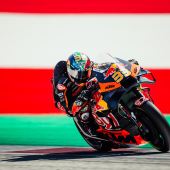 KTM landet mit Brad Binder bei einem spannenden Rennen vor tobenden KTM Fans auf dem sensationellem 2. Platz.