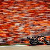 Red Bull KTM Factory Racing bescherte den heimischen Fans einen denkwürdigen Tag beim sonnenüberfluteten CryptoDATA Motorrad Grand Prix von Österreich, wo Brad Binder mit seiner KTM RC16 auf dem vollbesetzten Red Bull Ring den zweiten Platz belegte.