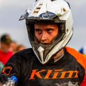 Der Österreicher Christopher Vieghofer erreicht auf KTM trotz Verletzungen Platz 14 Overall in der Klasse Gold.