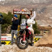 Die DesertX Rally gewinnt beim Prolog der Traditionsveranstaltung erneut die Wertung der Zweizylinder-Maschinen und stellt mit Antoine Meo den 16. Gesamtrang unter mehr als 1.300 Teilnehmern sicher