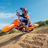 Die KTM 85 SX 2025 schließt die Lücke zwischen der KTM 65 SX und der KTM 125 SX und bietet jungen Rennfahrern die ideale Plattform für den Einstieg in die Motocross-Welt.