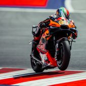 Die riesige orangefarbene Tribüne am Rande von Turn 6 auf dem Red Bull Ring heizte die Stimmung für Red Bull KTM Factory Racing und insbesondere für Brad Binder an, da der Südafrikaner in der elften Runde der MotoGP 2024 ein Top-5-Ergebnis einfuhr. 