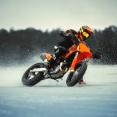 Vorstellung der KTM 450 SMR des Modelljahres 2025: Eine Referenz in der Supermoto-Welt, entwickelt für Adrenalin und Präzision. 