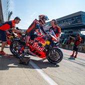 Im Kampf um die MotoGP-Spitze sind die ersten Trainingszeiten auf dem Red Bull Ring notiert. Nicht nur die Rider sind auf Betriebstemperatur, sondern auch die Fans am Spielberg. 