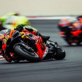 Binder startet aus der zweiten Reihe in die 27 Runden lange Verfolgungsjagd und fährt seine KTM RC16 zu einem vierten Top-Vier-Ergebnis in diesem Jahr - dem zweiten in Folge.