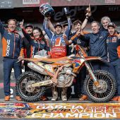 Josep Garcia von Red Bull KTM Factory Racing hat die FIM EnduroGP-Weltmeisterschaft 2024 nach einer dominanten Fahrt am ersten Tag in Frankreich gewonnen.