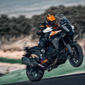 DIE KTM 1390 SUPER ADVENTURE S 2025 ist das extremste Adventure-Sportbike auf dem Markt. Es richtet sich an alle, die noch mehr Geschwindigkeit, Technik und Leistung wollen.