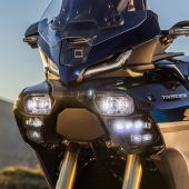 Zu den wichtigsten Neuerungen der Tracer 9 für das Jahr 2025 gehört das LED-Matrix-Lichtsystem, eine Premiere für ein Motorrad.