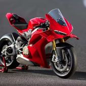 Ducati präsentiert die neue Panigale V4 S 2025, ein komplett überarbeitetes Superbike, das den 1103 cm³ großen Desmosedici Stradale V4-Motor beibehält, der jetzt die Euro 5+ Norm erfüllt und 216 PS und 12,3 kgm Drehmoment leistet.