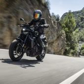 Yamaha stellt die neue MT-09 Y-AMT vor, die erste Yamaha, die mit dem automatisierten Schaltgetriebe (Y-AMT) ausgestattet ist. 