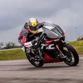 Nachdem die Fantic Imola im letzten Jahr als Konzept vorgestellt wurde, kehrt sie jetzt als Serienmotorrad in zwei Versionen zur EICMA zurück: Imola 125 und Imola 500.