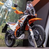 Auf der EICMA präsentiert KTM (auch) die 390 Adventure R 2025, keineswegs eine einfache Variante der bereits erhältlichen 390 Adventure. 