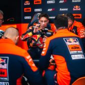 Die Zukunft traf auf die Gegenwart, als die 2025er MotoGP-Teams von Red Bull KTM Factory Racing und Red Bull KTM Tech3 auf dem sonnigen Circuit de Barcelona-Catalunya die letzten Testfahrten für 2024 und die ersten Schritte für die nächste Saison absolvierten.