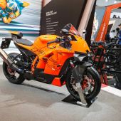 Das österreichische Unternehmen hat auf der EICMA 2024 die endgültige Version seines Mittelklasse-Sportbikes, der 990 RC R, vorgestellt. 