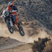 Die KTM 1390 SUPER ADVENTURE R steht an der Spitze des Offroad-Adventure-Segments und macht allen Herausforderern den Garaus.