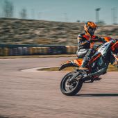 Für 2025 bekommt das Supermoto-Segment Zuwachs in Form der KTM 125 SMC R und KTM 390 SMC R.