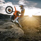 Neben der populären KTM 690 ENDURO R ergänzt für 2025 noch eine Reihe kleinerer Modelle die Palette, welche stolz den Namen ENDURO R tragen.