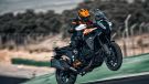 DIE KTM 1390 SUPER ADVENTURE S 2025 ist das extremste Adventure-Sportbike auf dem Markt. Es richtet sich an alle, die noch mehr Geschwindigkeit, Technik und Leistung wollen.